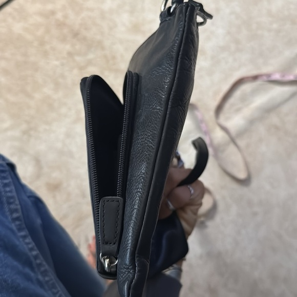 Fossil Black Leather Crossbody Bag
Unisex built in zippered wallet great travel - Picture 12 of 13